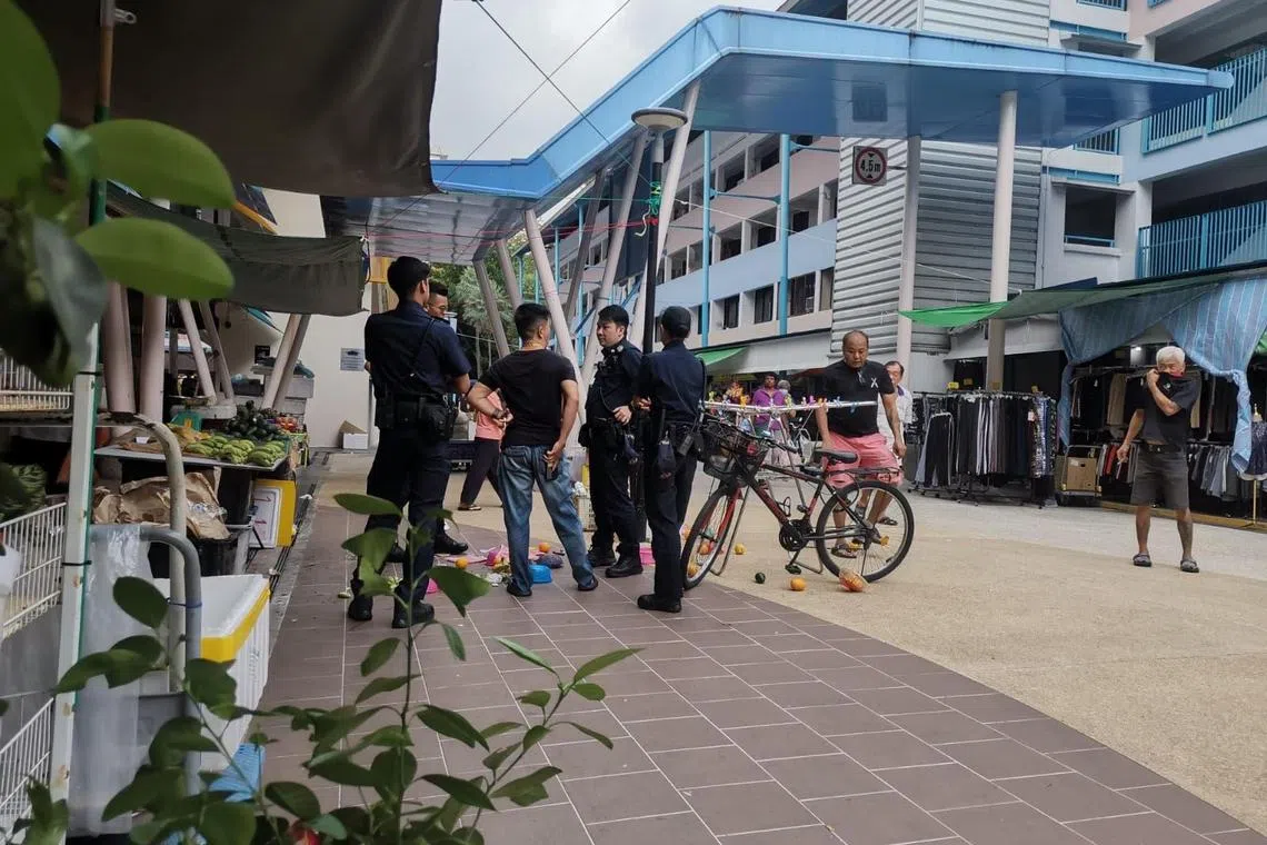 五名警员到场了解情况。 （读者提供）