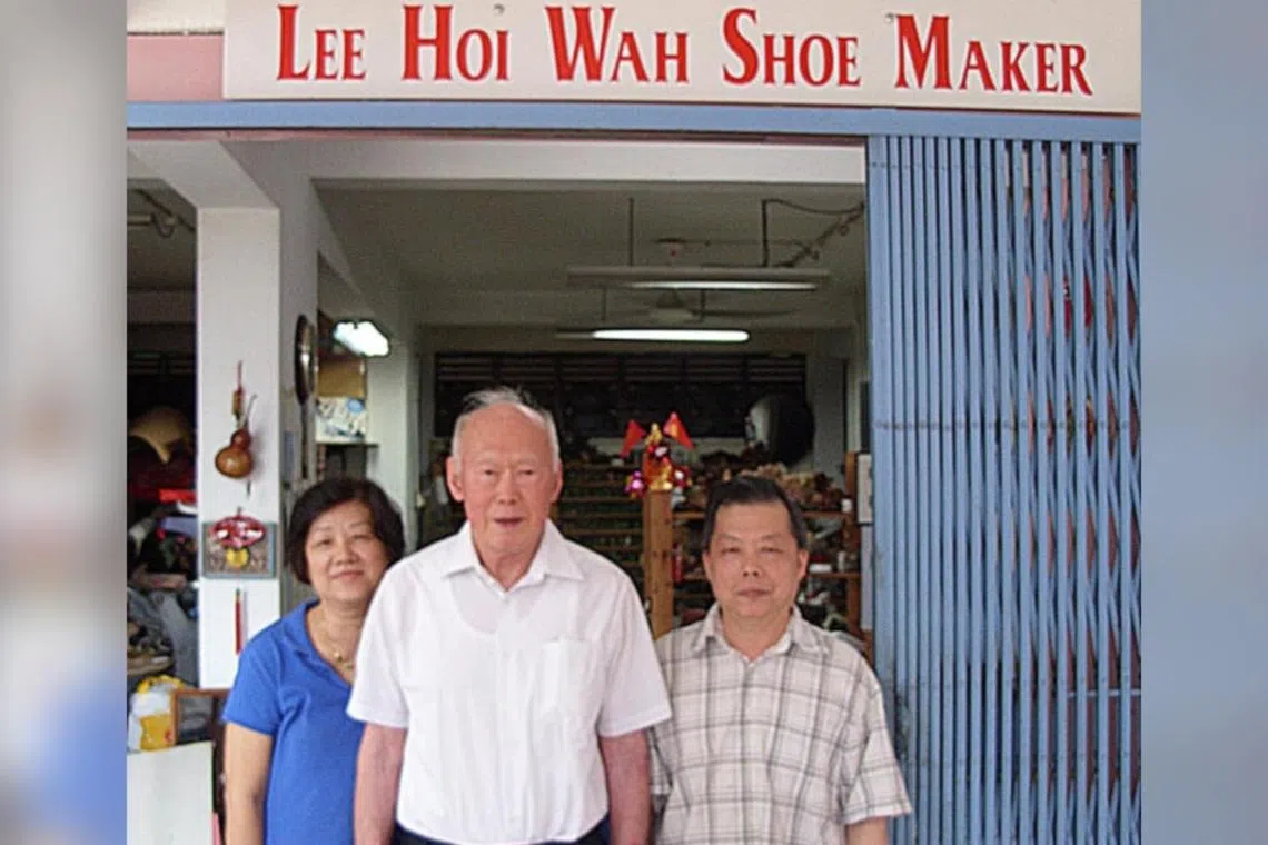 李光耀2011年曾到访李海华鞋店，与李炯祥和姐姐李丽英合影留念。（受访者提供）