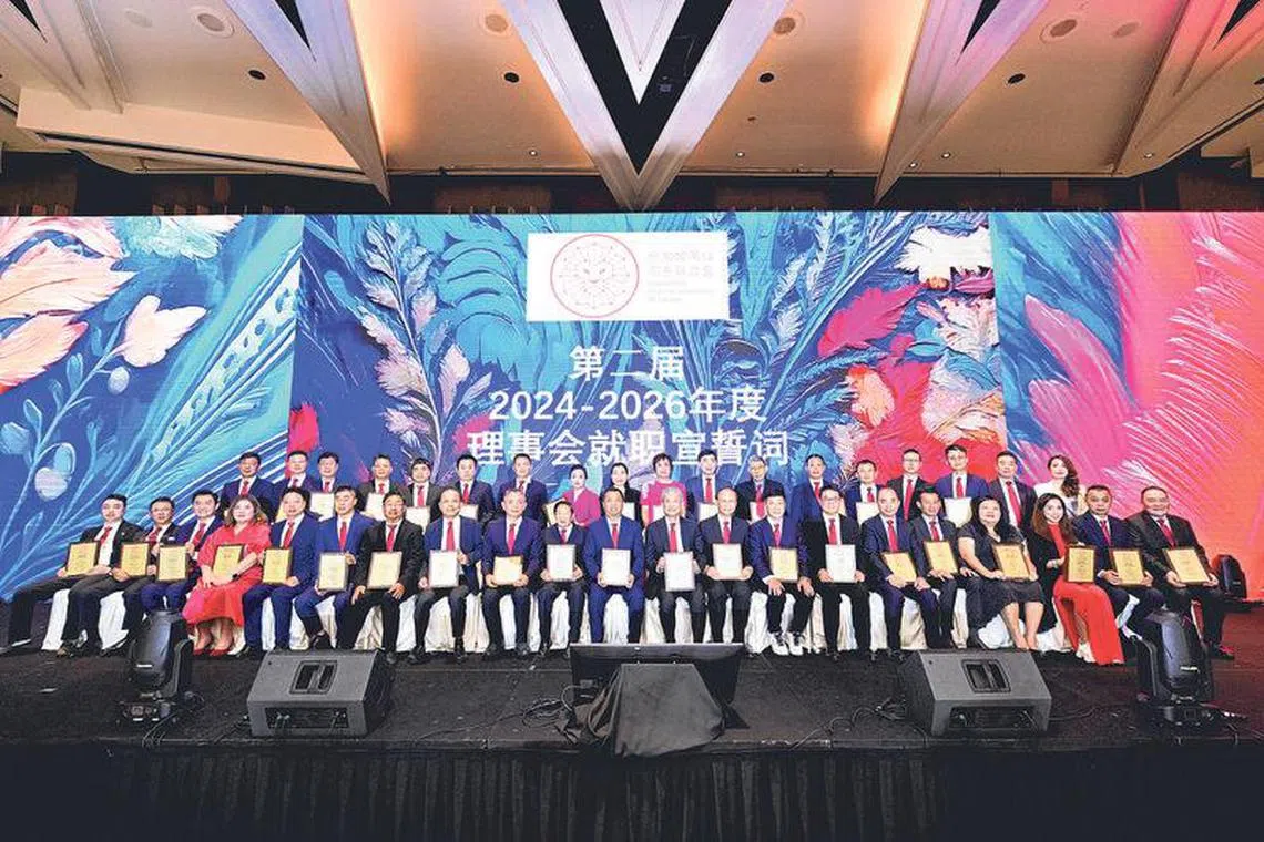 新一届的新加坡莆仙同乡联合会理事会及新加坡莆田会馆理事在千人宴上宣誓就职。（新加坡莆仙同乡联合会提供）