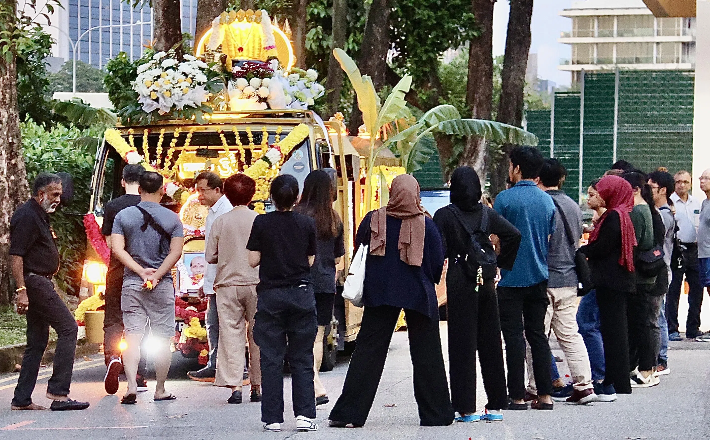 20多名前同事到殓尸房外，送别巴拉克里什南。（曾美玲摄）