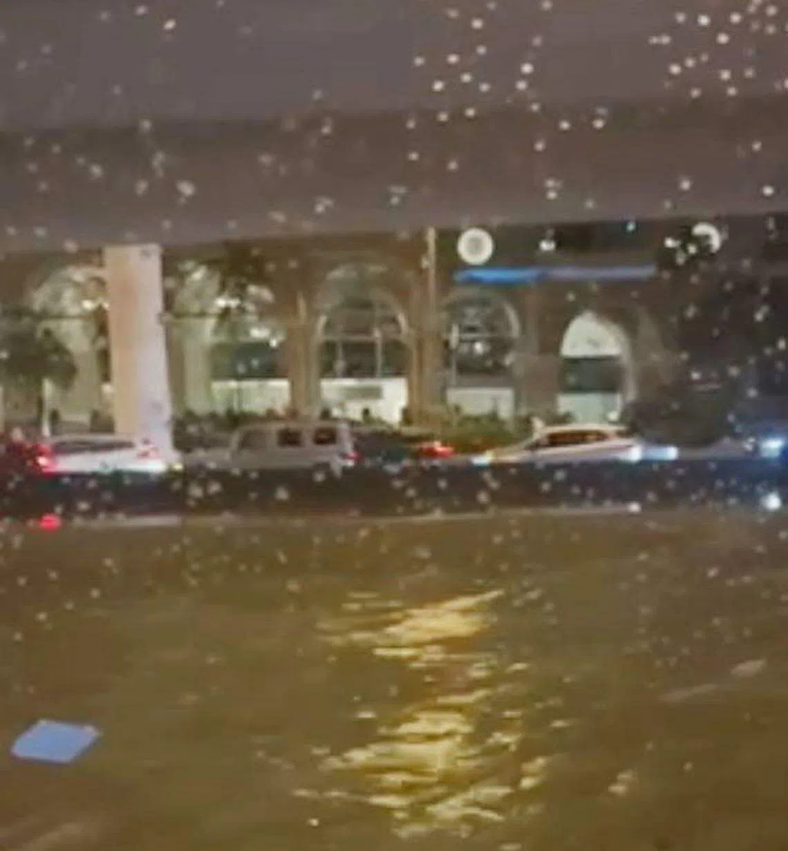 陈建豪指水位一度快涨到车窗，让他们担忧。（受访者提供）