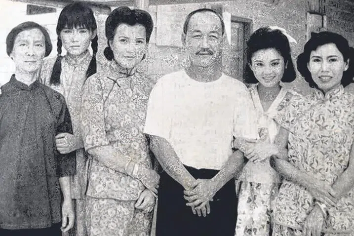 云昌凑难忘本地剧《燃烧岁月》戏份重，曾慧芬（左二）、黎惠燕（右二）在剧中与他结父女缘。（档案照片）