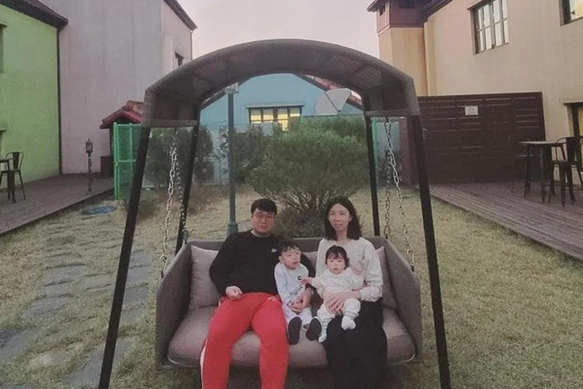 唐明艳和张仲硕一家四口。（海峡时报受访者提供）