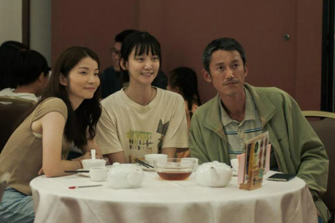 女导演祝紫嫣（左一）导而优则演当起吴慷仁的女儿。（互联网）