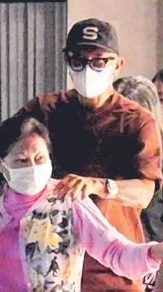 具俊晔暖心为S妈按摩肩膀。（取自网络）