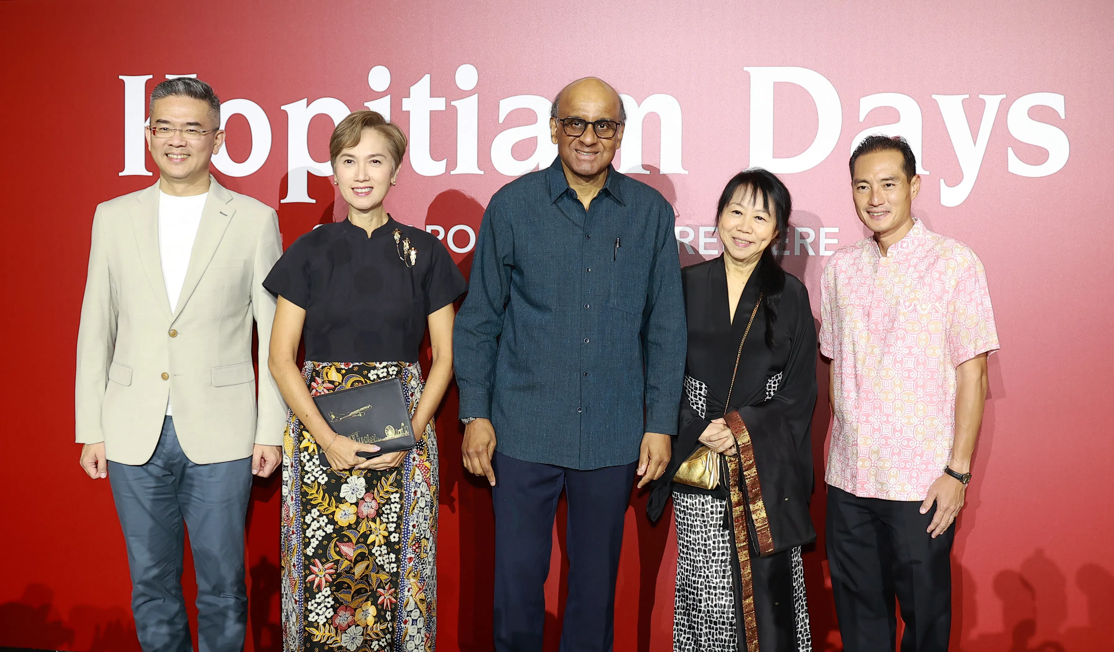 资讯通信媒体发展局局长柳俊泓（左起）、数码发展及新闻部长杨莉明、尚达曼总统伉俪，以及数码发展及新闻部兼国家发展部高级政务部长陈杰豪出席首映礼。（纪允贤摄）