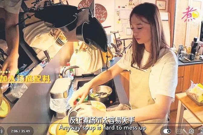 陈凤玲亲自下厨。（YouTube截图）