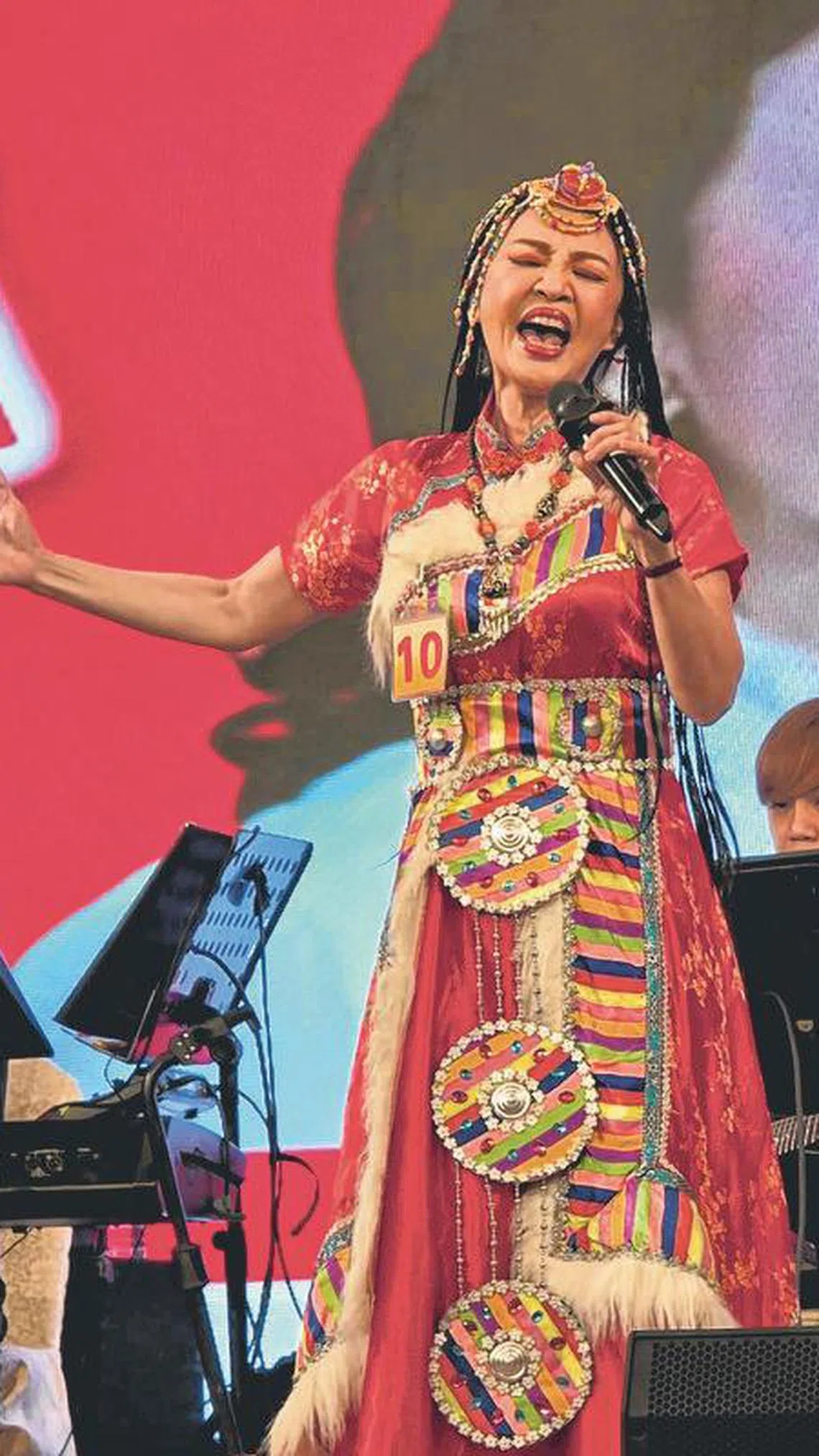 红队队长鲜红穿着传统服装演绎《天路》。（李琪雯摄）