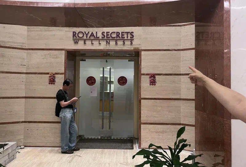 美容院突然宣告倒闭，有顾客入禀小额索偿庭索赔或求助消费者协会。（陈秋静摄）