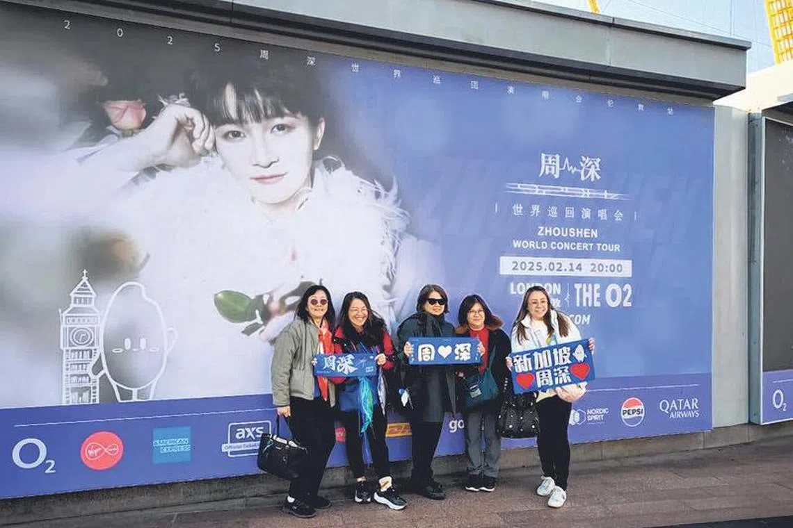 官方粉丝后援会为演唱会买下巨型展板应援，粉丝Julie（中）接受《新明日报》访问。（受访者提供）