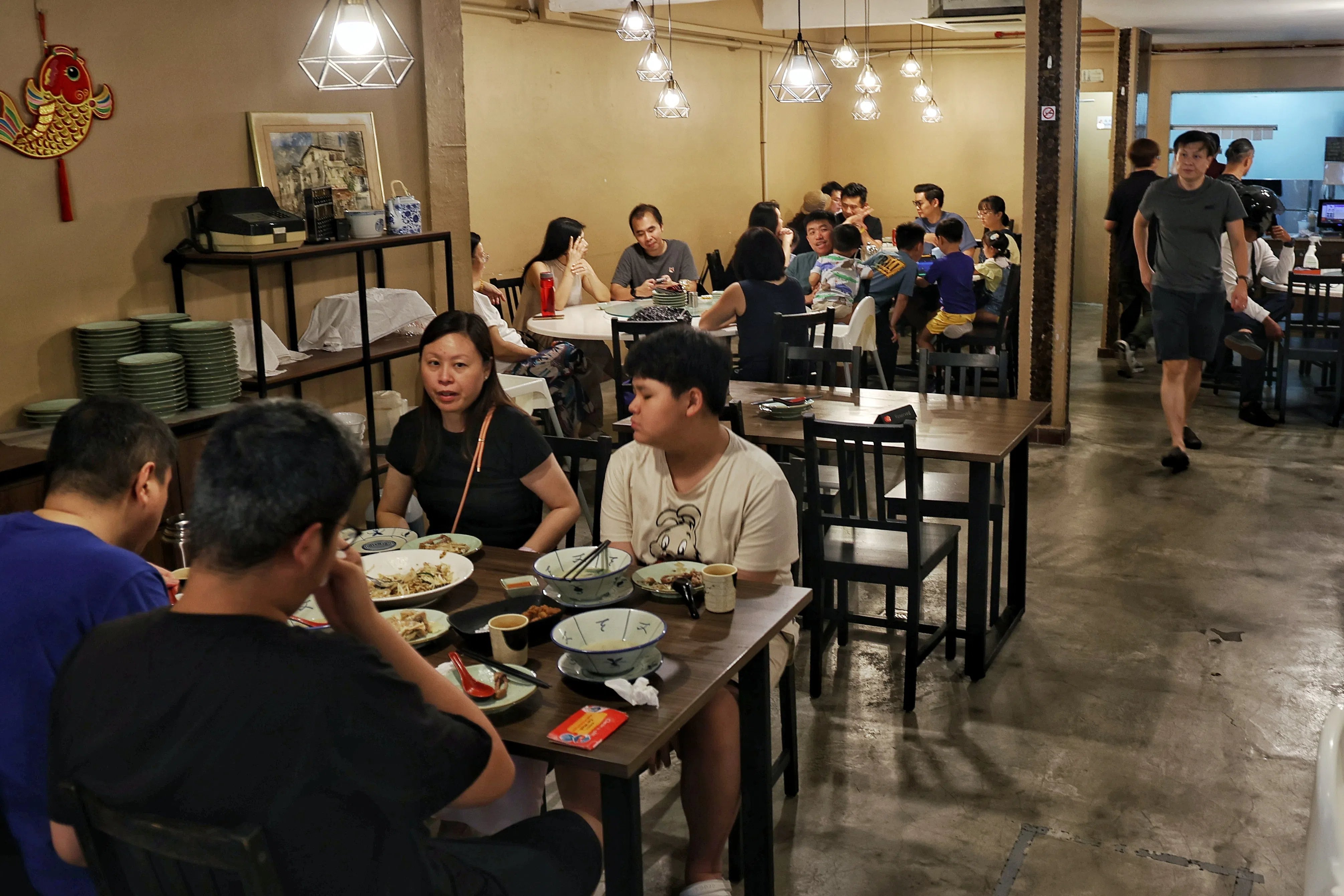 即将歇业的消息出街，餐饮老字号“家搜”仅存的青木道门店星期天（7月27日）午餐时间客满，一开门就有超过20人等待入座。（徐颖荃摄）