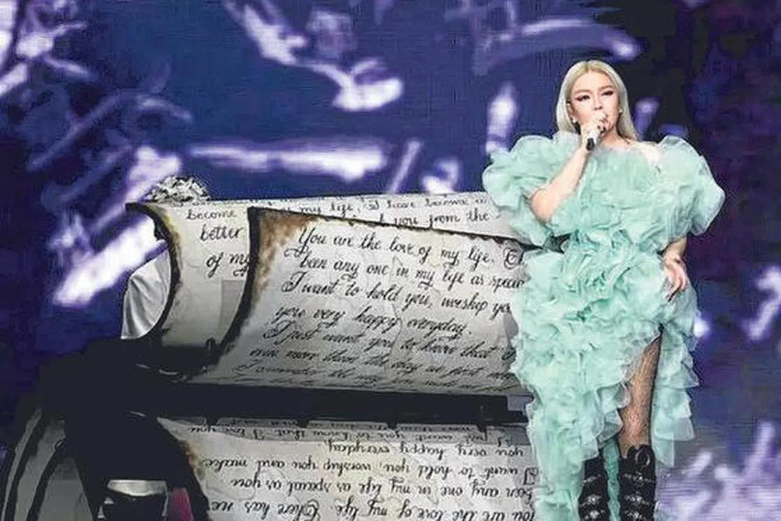 张惠妹为御寒，在绿色蓬蓬裙外披上外套。