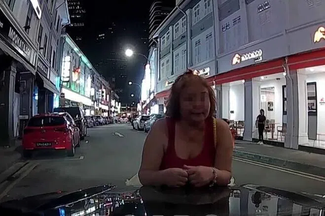 骚扰近20家餐厅 妇女高喊“我是神”