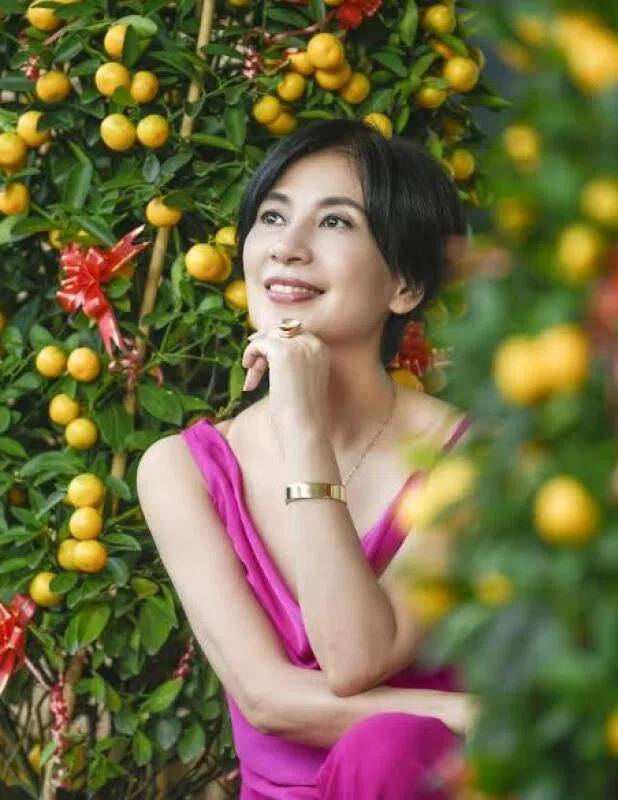 何永芳赞本地春节年味重。（受访者提供）
