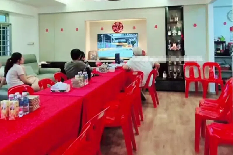 视频也显示住家里摆放长桌和椅子，现场布置洋溢着喜庆的气氛。（视频截图）