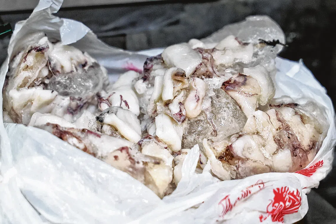 胡庆辉将有问题的苏东收起，并拍照发给供应商。（受访者提供）