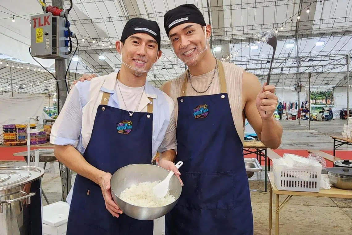 孙政与邓伟德。（李琪雯摄）