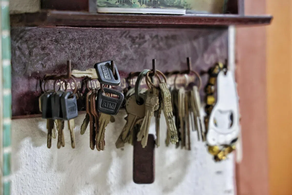 由于家里放了太多钥匙，当时里端与亲友忙着找钥匙打开父亲房门。（徐颖荃）
