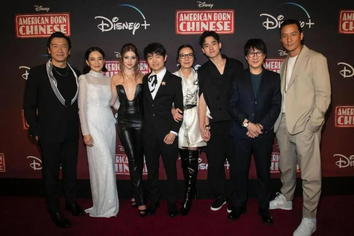 众演员为《美生中国人》宣传。（取自网络）