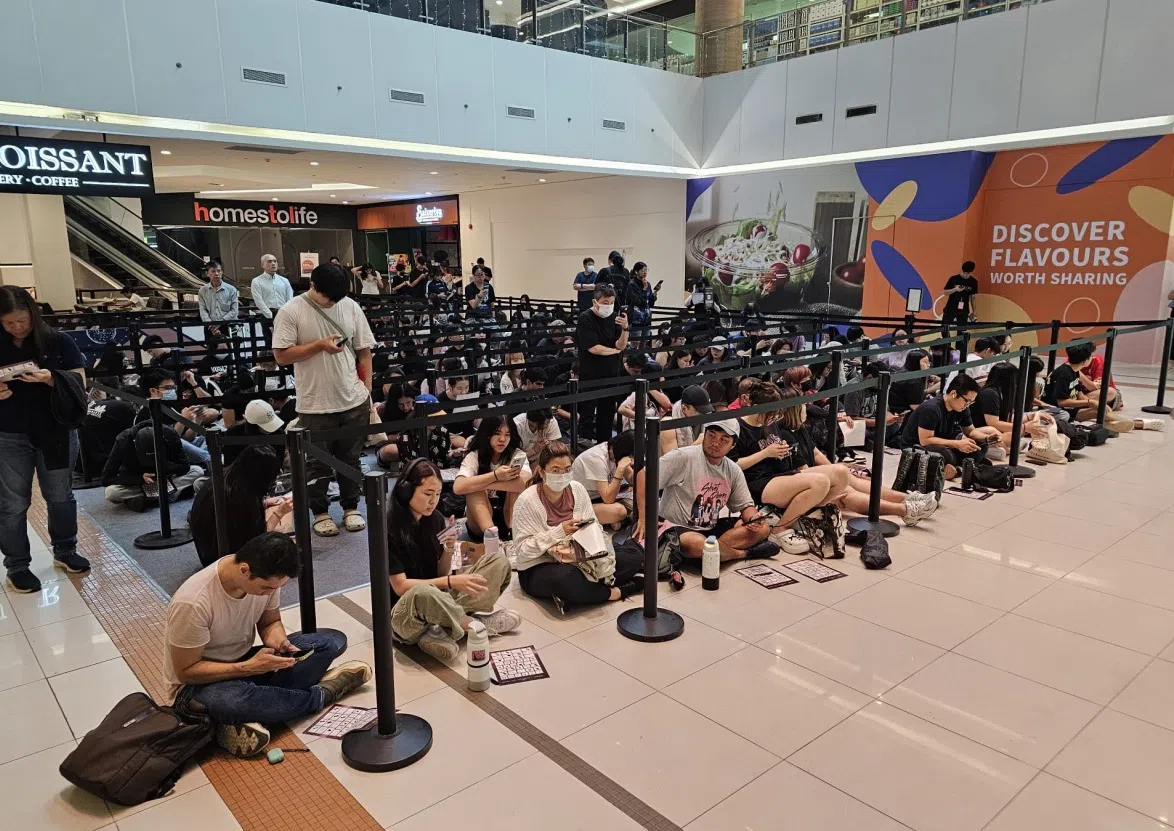 粉丝风雨无阻，一早前往排队，购买心仪的偶像产品。 （张晓鹏摄）