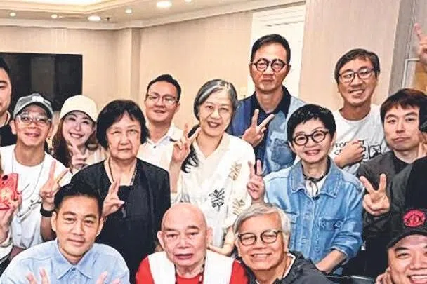 周星驰的姐姐周文姬（中间穿白衣者）也现身聚会。（取自网络）