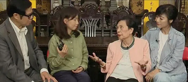 余慕莲在好友安德尊（左一）和米雪（右一）的陪同下接受访问。（取自网络）