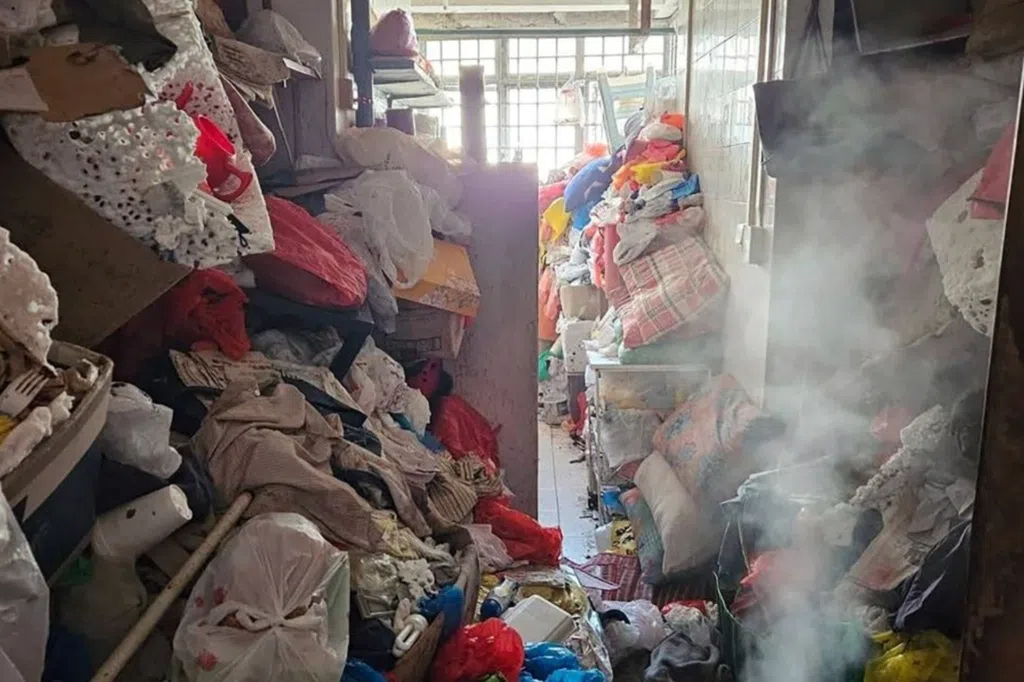 八旬伯垃圾屋没水电逾10年 义工清理惊见八只蜈蚣