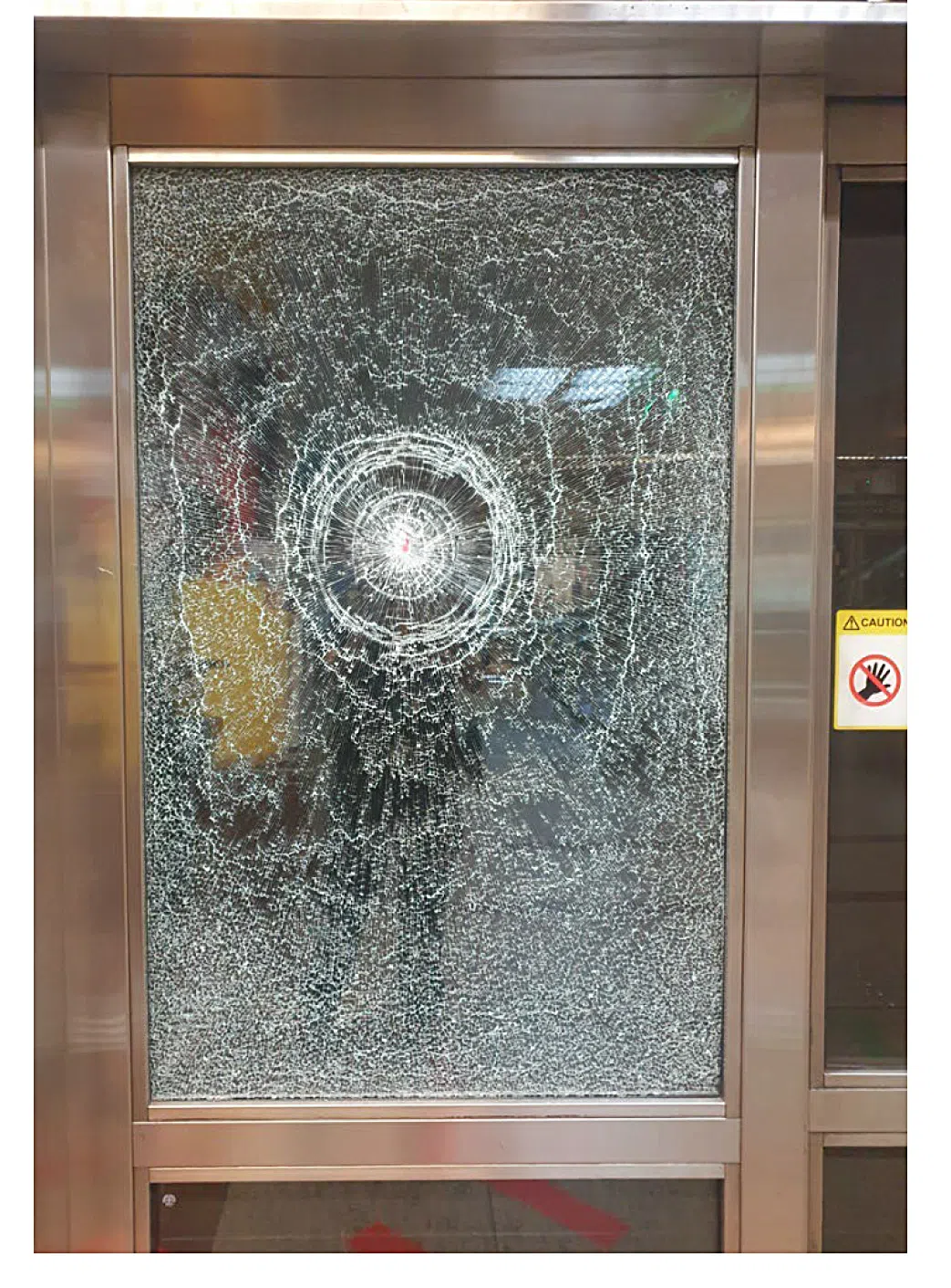 月台玻璃门被砸碎。（取自法庭文件）