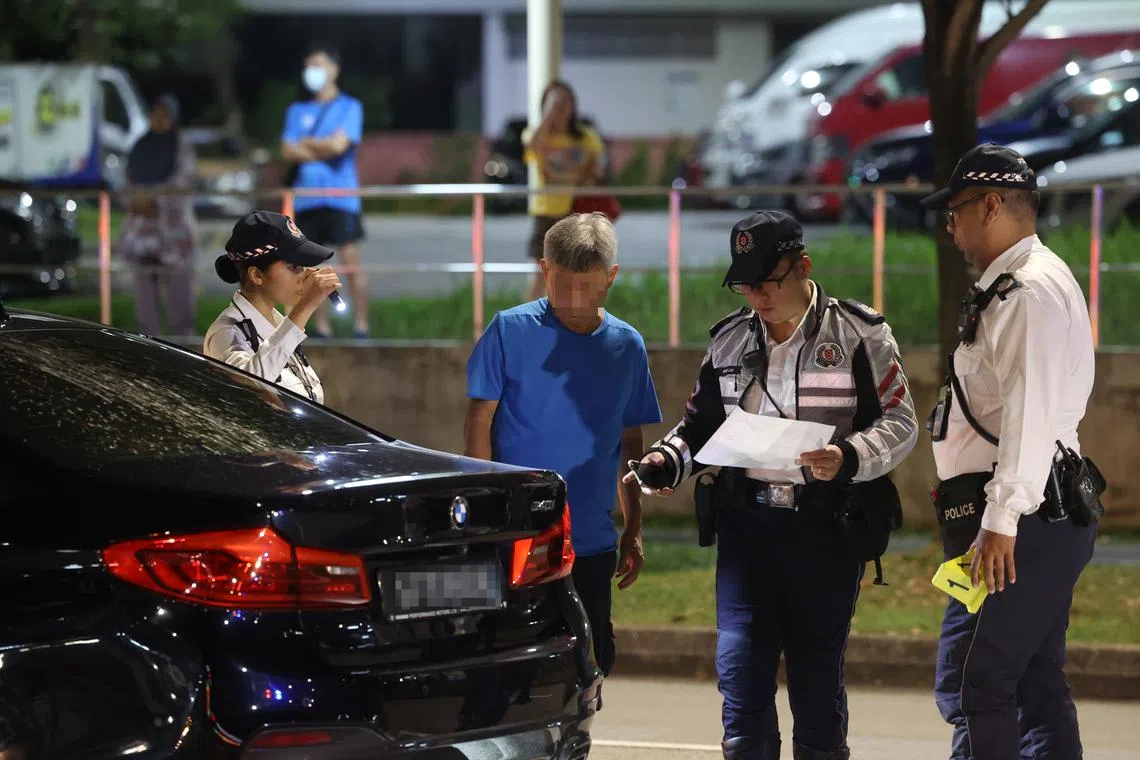 59岁肇事司机接受警方问话。（吴伟国摄）