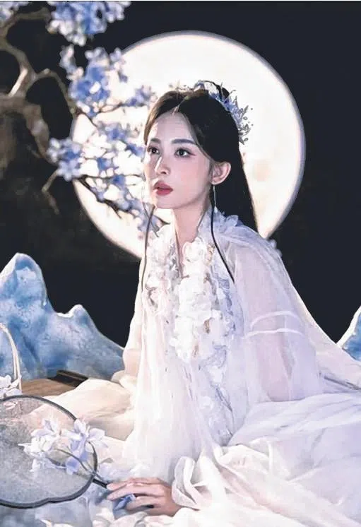 古力娜扎的嫦娥造型清冷。（取自网络）