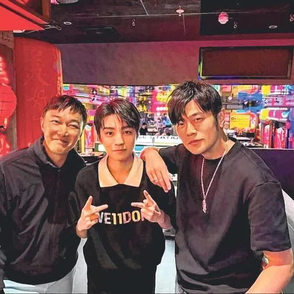 （左起）陈奕迅、王俊凯和周杰伦合体。（取自网络）