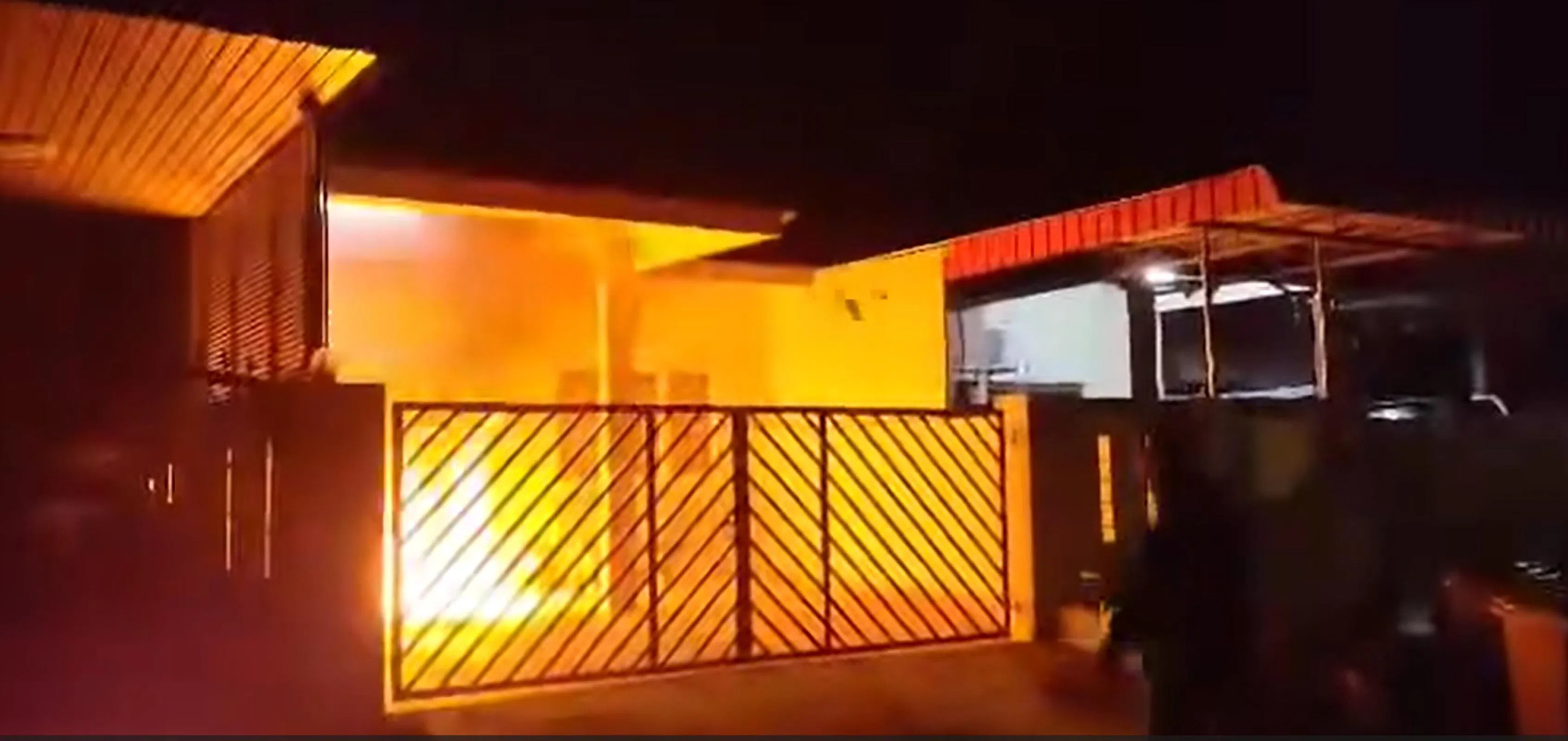 罗小姐麻坡老家被人抛掷汽油弹纵火。（受访者提供）