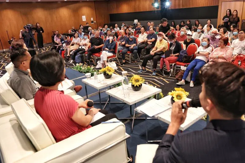 出席的公众昨晚在对话会上讨论热络。（徐颖荃摄）