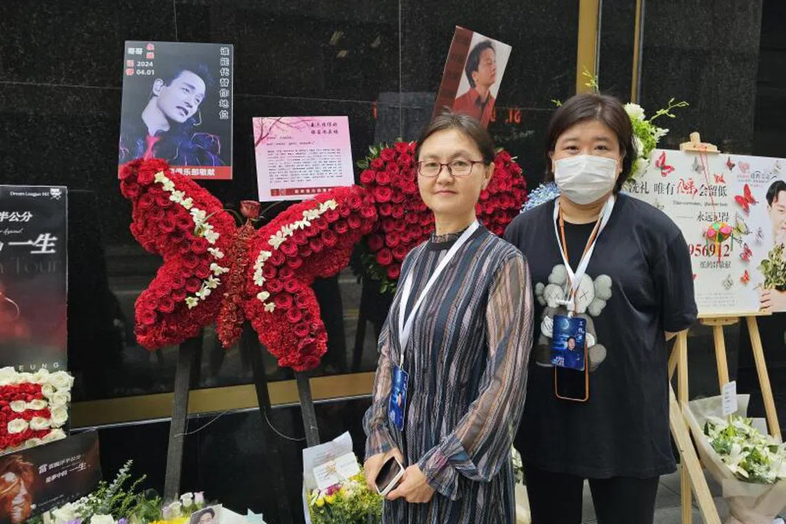 Carrie（右）和小双当上义工现场维持秩序。（张晓鹏摄）