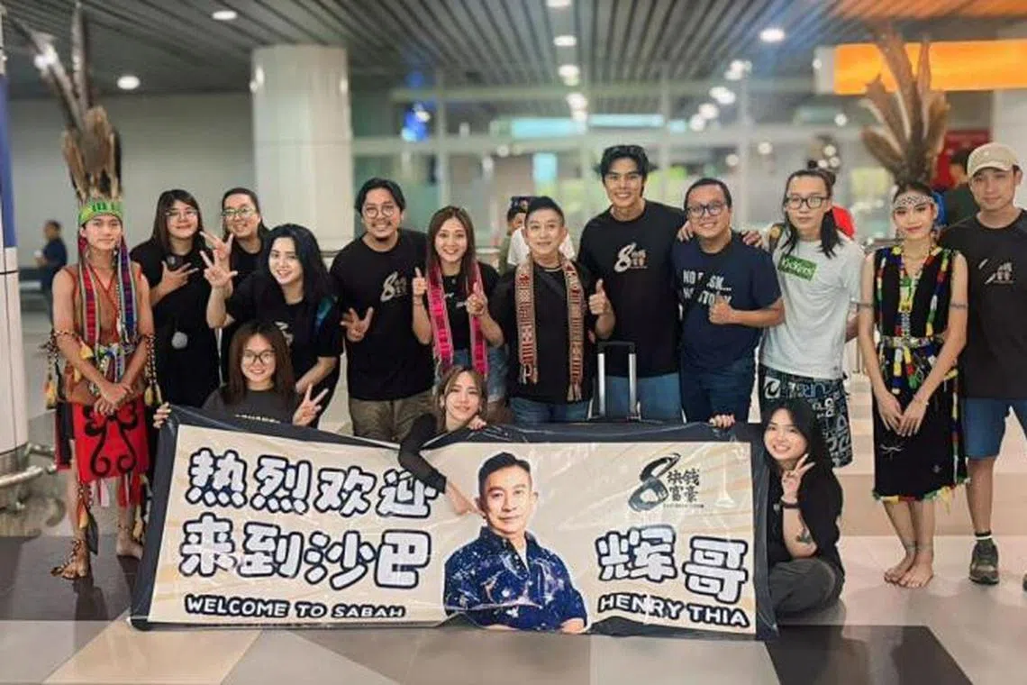 辉哥抵达沙巴机场，受到剧组热烈欢迎。（受访者提供）