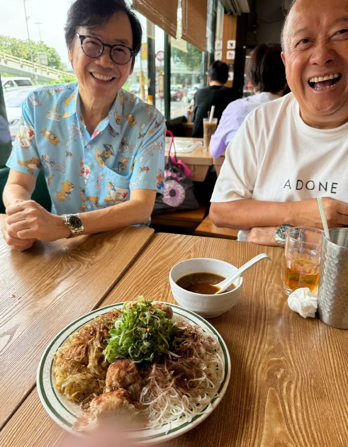 谭咏麟享用云吞虾子捞面。（取自网络）