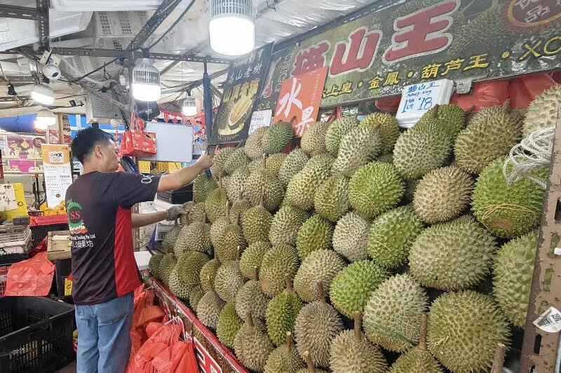 榴梿“小季节” 客等旺季再吃 摊贩少量进货