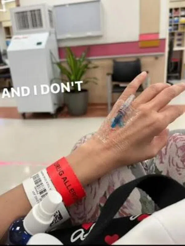 易凌去验血。（受访者提供）