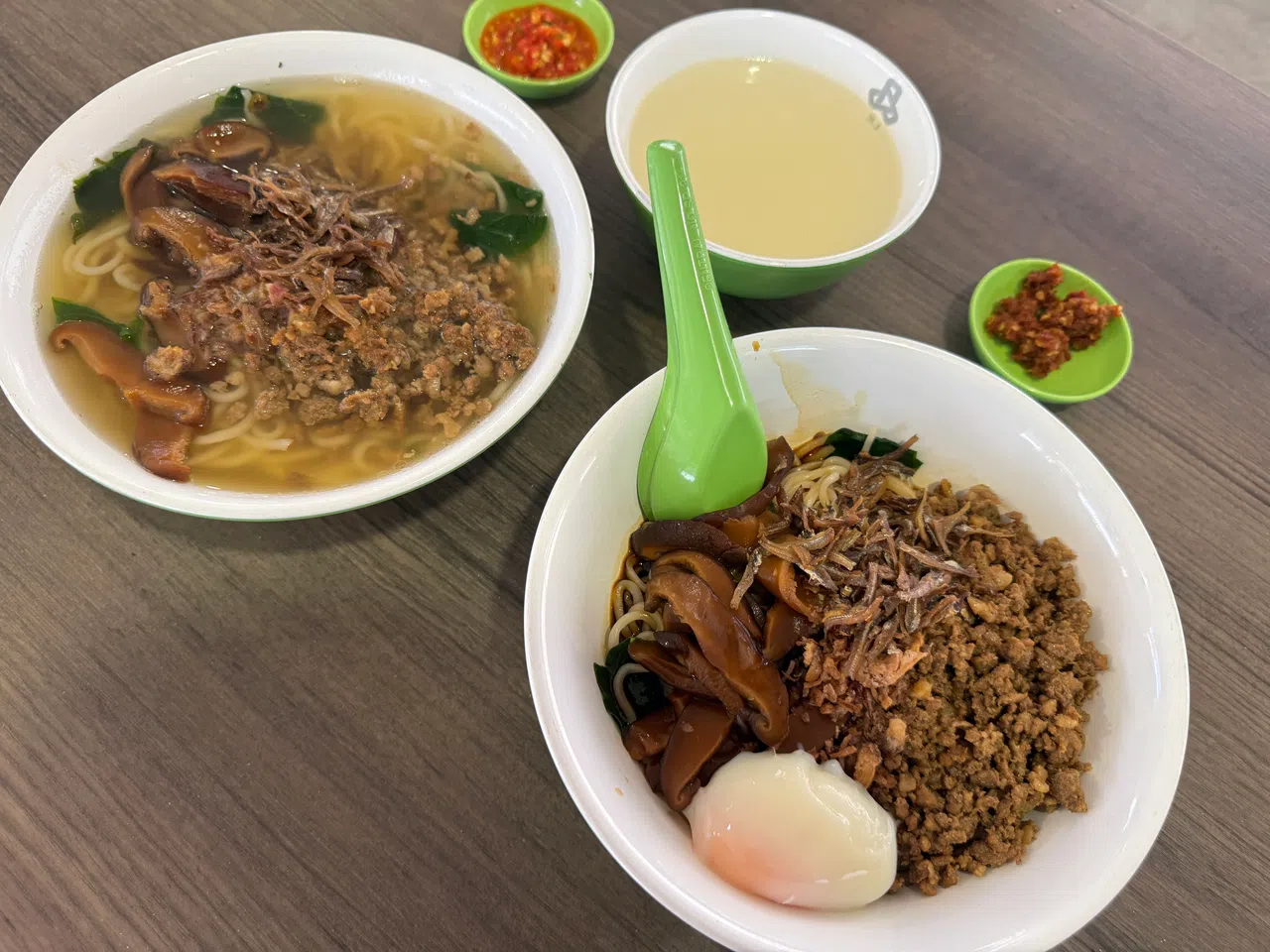 为确保面条的口感Q弹，张玮伦会在前一天制作面团，放入冰箱醒面超过10个小时。（王佳慧摄）