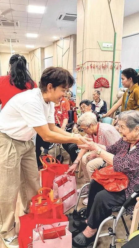 田铭耀觉得可以陪伴年长者们，是件很温暖的事。（新艺经纪提供）