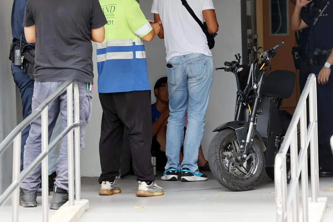 两少年疑涉违例改装个人代步工具，碰上警员时，竟心虚逃走，但最后被拦下。（刘启成摄）