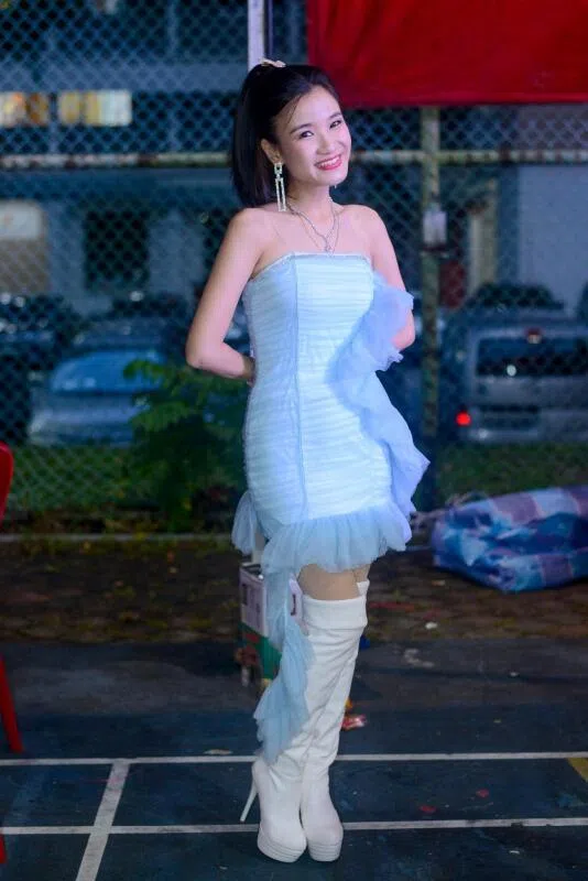 李佩芬遇到狂粉时，父母会替她上前去喝止。（取自艺人脸书）