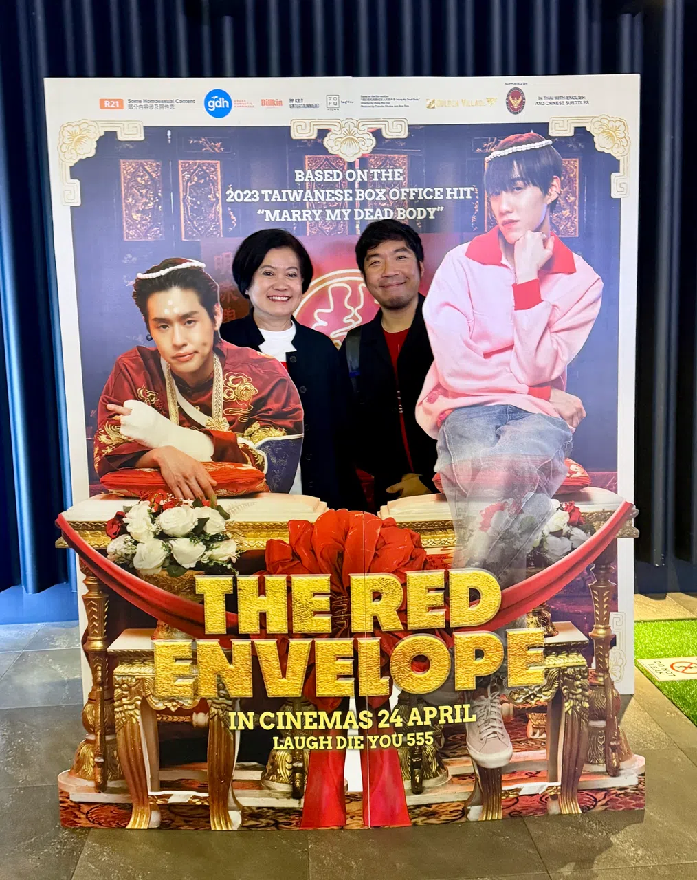 导演（右）趁着在本地度假抽空参加《冥婚闹泰大》首映礼。（嘉华院线提供）