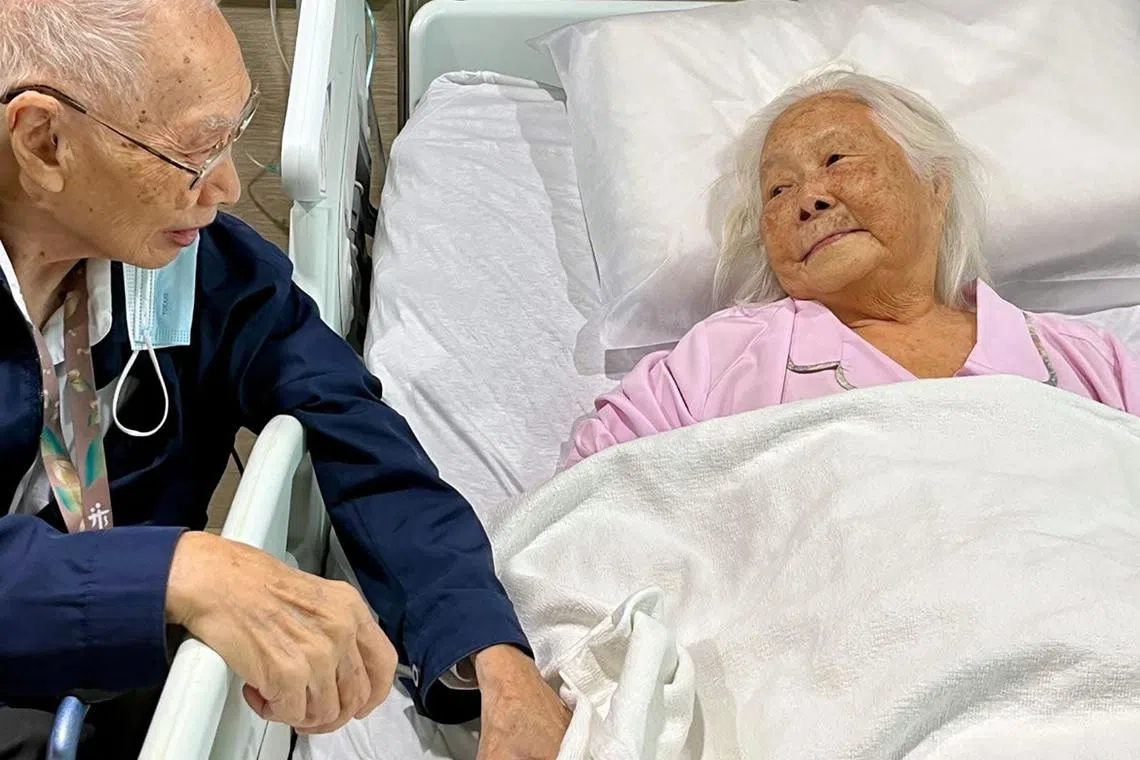 周振兴医生（左）生日当天探望病床上的爱妻，两人相识相守超过一甲子。（受访者提供）