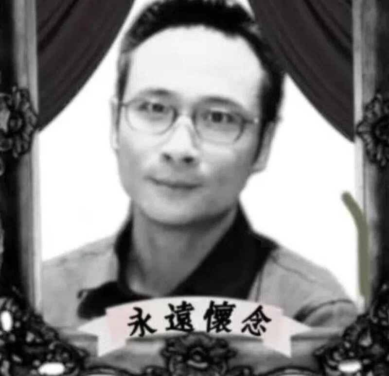 吴费曼贴上父亲吴镇宇的黑白照。（取自网络）