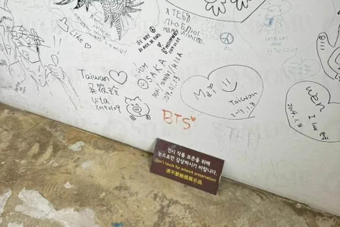 展示厅有告示要求访客不要触碰展示品。（取自STOMP）