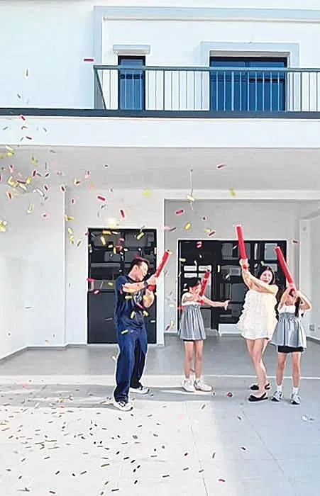 陈泓宇一家在前院开心拉开彩纸炮庆祝。（取自艺人IG）