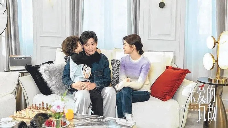 陈妍希剧里陪着老公陈勉（芦芳生饰）创业打拼、相夫教子，丈夫却在事业有成后开始不安分。（取自网络）