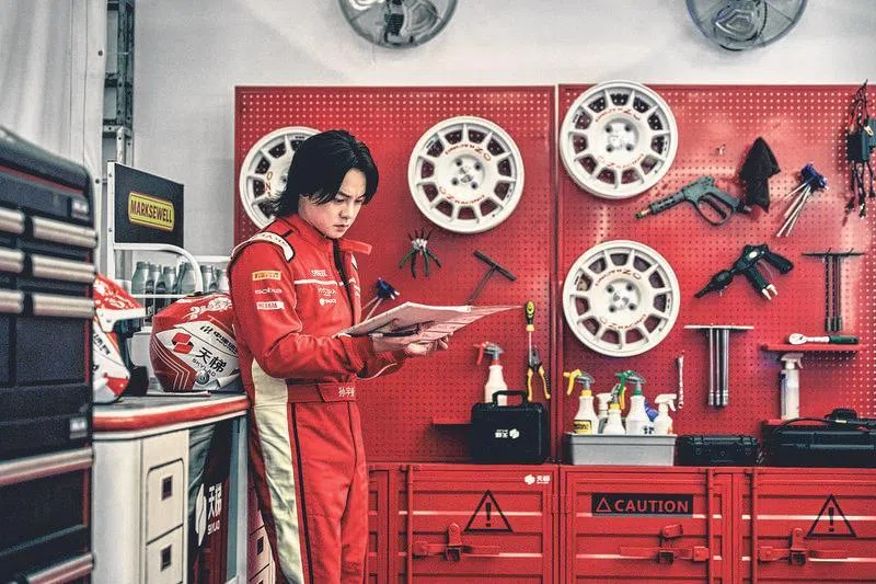 尹正在《飞驰3》从领航员升级为策略核心。（嘉华院线提供）