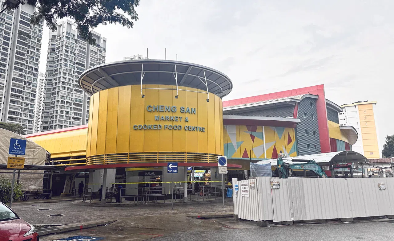 静山巴刹与熟食中心10月25日重开，让这座服务45年的熟食中心焕然一新。（林艺君摄）